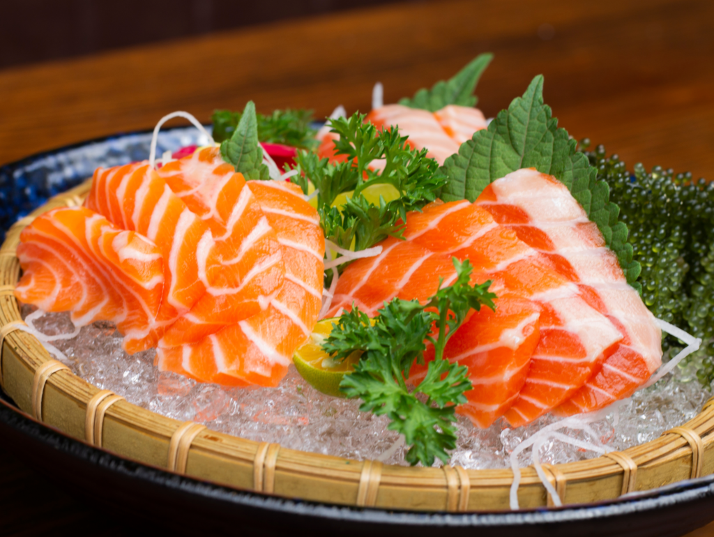 Ăn cá hồi và các loại cá béo để giảm huyết áp