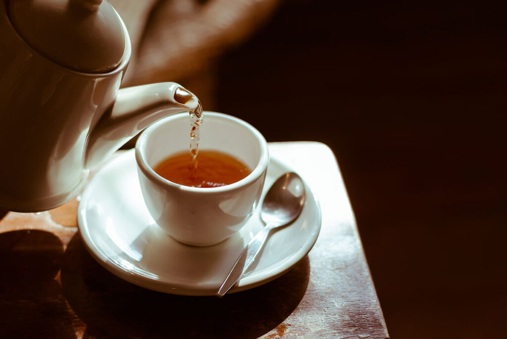 Pha và uống trà đúng cách có thể giúp hạn chế mất ngủ
